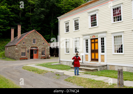 New York, Cooperstown, Farmers' Museum. Plus de maison de style fédéral. Pour l'éducation, le tourisme, ou un usage éditorial uniquement. (MR) Banque D'Images