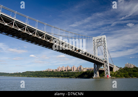 New York, New York, l'Hudson. George Washington Bridge et Petit phare rouge (AKA Jeffrey's Hook Light). Banque D'Images