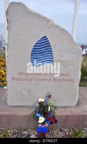 Weymouth and Portland National Sailing Academy, au Royaume-Uni. 10 mai 2013. Fleurs au Weymouth and Portland National Sailing Academy après la mort de l'or et l'argent olympique local marin qui a remporté la médaille d'Andrew Simpson. Directeur de l'académie John Tweed dit "l'ensemble de l'Académie est en état de choc après avoir entendu la nouvelle de la nuit de la mort subite de Andrew'. 10 mai, 2013 Photo par : DORSET MEDIA SERVICE/Alamy Live News Banque D'Images