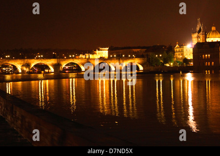 Vue de nuit de la rivière Vltava, à Prague, le Pont Charles. Banque D'Images