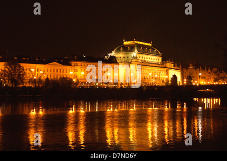 Vue de nuit de la rivière Vltava, Prague, en regardant vers le théâtre national tchèque Banque D'Images