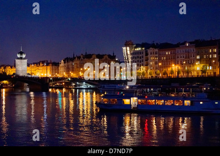 Une fois nuit vue à partir de la rivière Vltava, à Prague vers la nouvelle ville à la droite du centre est, 'la maison qui danse" Banque D'Images