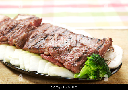 Côte de boeuf au barbecue dans un restaurant coréen. Banque D'Images