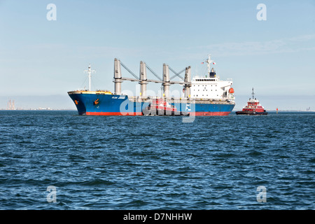 Harbour remorqueurs assistant feighter le transport du grain, entrant dans le port de Corpus Christi de profondeur. Banque D'Images