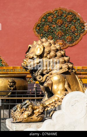 La statue de lion en face de Qianqing gate, la Cité Interdite, Beijing Banque D'Images