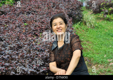 Femme mature asiatique dans la nature Banque D'Images