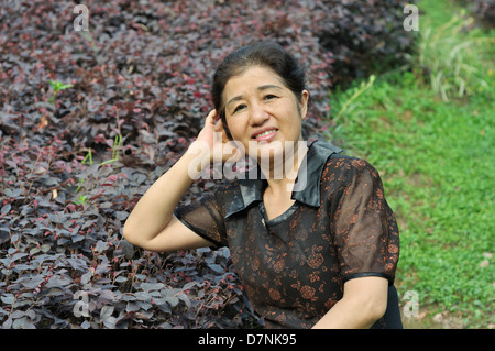 Femme mature asiatique dans la nature Banque D'Images