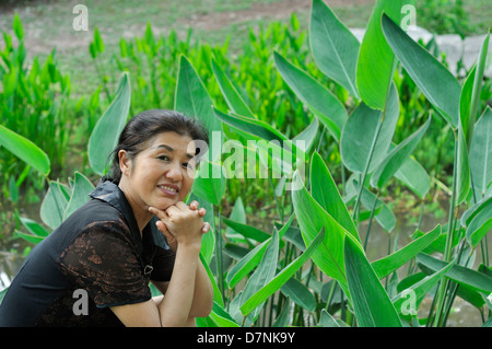 Femme mature asiatique dans la nature Banque D'Images