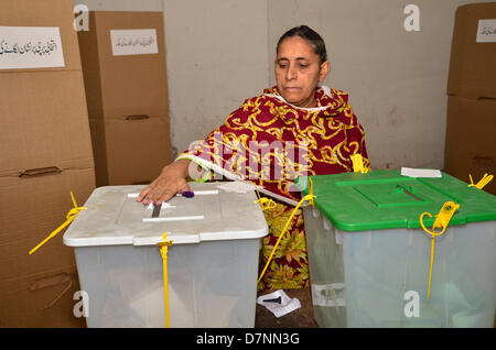 Rawalpindi (Pakistan). 11 mai 2013. Une femme jette son vote au bureau de vote du centre-ville de Rawalpindi. Credit : Muhammed Furqan/Alamy Live News Banque D'Images