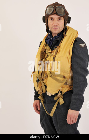 WW2 pilote RAF/membre d'équipage le port du casque de vol & 'Mae West' gilet. Banque D'Images