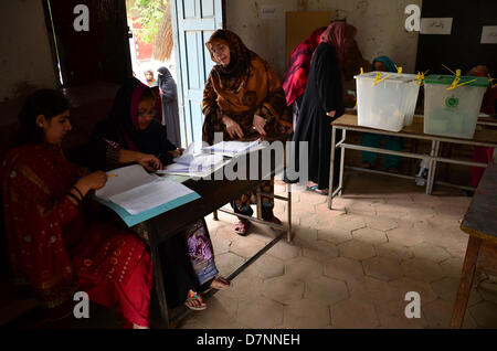 Rawalpindi (Pakistan). 11 mai 2013. L'enregistrement officiel du scrutin l'ID d'une femme. Credit : Muhammed Furqan/Alamy Live News Banque D'Images