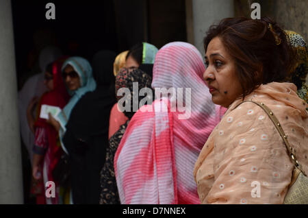 Rawalpindi (Pakistan). 11 mai 2013. Attente des femmes à voter dans un bureau de vote de toutes les femmes. Credit : Muhammed Furqan/Alamy Live News Banque D'Images