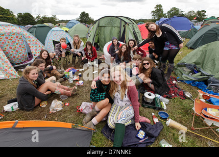 Tentes de camping et les festivaliers à la LATITUDE FESTIVAL, 2012 Banque D'Images