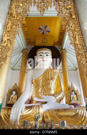 Grand Bouddha assis à la pagode Shwedagon à Yangon, Myanmar Banque D'Images