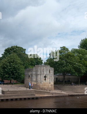 Ruiné tour ronde de St Mary's Abbey murs par la rivière Ouse, York Banque D'Images