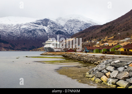 P&O Ventura docked in Olden, Norvège. Banque D'Images