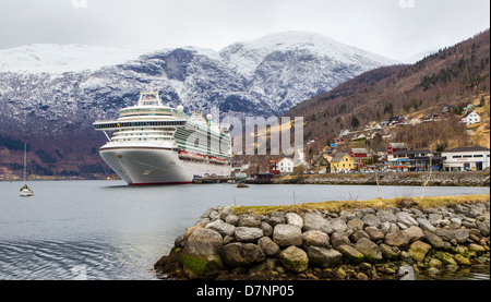 P&O Ventura docked in Olden, Norvège. Banque D'Images