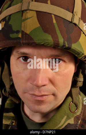 Portrait d'un soldat portant un uniforme militaire britannique, sur un fond noir. Banque D'Images