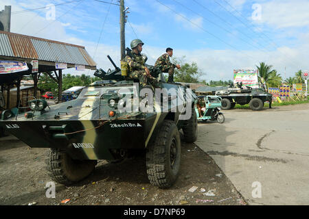 Buluan, Philippines. 11 mai 2013 -- Les membres de l'Armée Philippine à un point de contrôle à l'entrée de la province de Maguindanao en Buluan, Maguindanao, Sud des Philippines. -- La sécurité était serré comme les tensions politiques s'intensifient deux jours avant l'élection de mi-parcours des Philippines dans la province de Maguindanao. Maguindanao est un hotspot élection où le pire violence politique se produit, comme dans 2009's'infâme massacre de Maguindanao. Banque D'Images