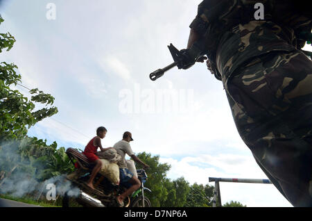 Buluan, Philippines. 11 mai 2013 -- Les membres de l'Armée Philippine à un point de contrôle à l'entrée de la province de Maguindanao en Buluan, Maguindanao, Sud des Philippines. -- La sécurité était serré comme les tensions politiques s'intensifient deux jours avant l'élection de mi-parcours des Philippines dans la province de Maguindanao. Maguindanao est un hotspot élection où le pire violence politique se produit, comme dans 2009's'infâme massacre de Maguindanao. Banque D'Images