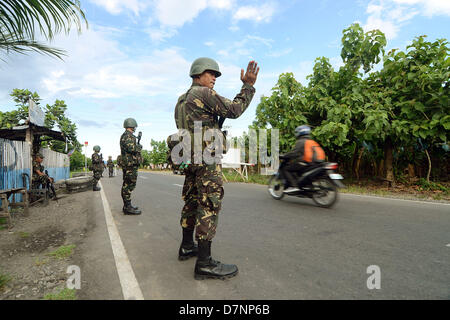 Buluan, Philippines. 11 mai 2013 -- Les membres de l'Armée Philippine à un point de contrôle à l'entrée de la province de Maguindanao en Buluan, Maguindanao, Sud des Philippines. -- La sécurité était serré comme les tensions politiques s'intensifient deux jours avant l'élection de mi-parcours des Philippines dans la province de Maguindanao. Maguindanao est un hotspot élection où le pire violence politique se produit, comme dans 2009's'infâme massacre de Maguindanao. Banque D'Images