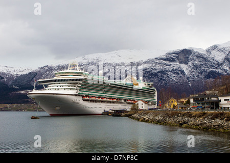 P&O Ventura docked in Olden, Norvège. Banque D'Images