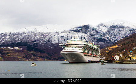 P&O Ventura docked in Olden, Norvège. Banque D'Images