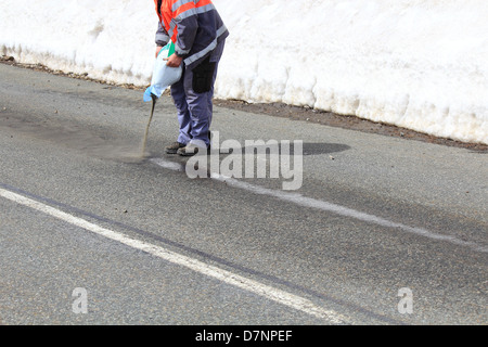 Nettoyage d'entretien des routes une trace d'huile en hiver Banque D'Images