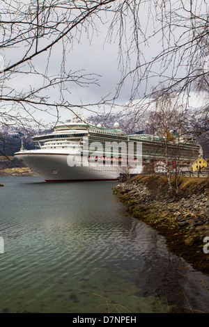 P&O Ventura docked in Olden, Norvège. Banque D'Images