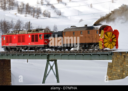 Train souffleur de neige à Bernina Pass, Grisons, Suisse Banque D'Images