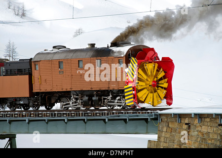 Train souffleur de neige à Bernina Pass, Grisons, Suisse Banque D'Images