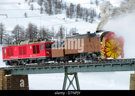 Train souffleur de neige à Bernina Pass, Grisons, Suisse Banque D'Images