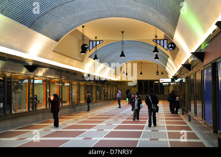 Prague, République tchèque. Galerie marchande en vertu de la Banque nationale tchèque Banque D'Images