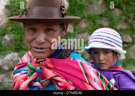 Portrait d'une femme Quechua bébé au dos Banque D'Images