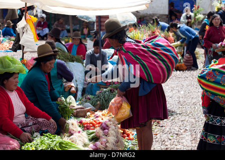 Les femmes quechua vente de légumes au marché de Pisac Banque D'Images