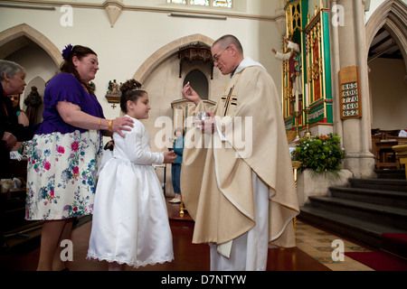 Catholique fait sa première Communion Banque D'Images