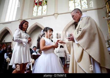 Un catholique, elle prépare sa première Communion Banque D'Images