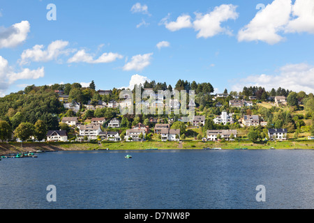 Lac Rursee Avec vue de Rurberg et ciel bleu en été. Banque D'Images