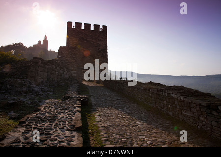 La Bulgarie, Europe, Veliko Tarnovo, la forteresse de tsarevets, porte principale, l'église de la bienheureuse Sauveur, le lever du soleil. Banque D'Images