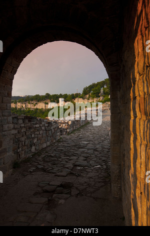 La Bulgarie, Veliko Tarnovo, Forteresse de tsarevets, porte principale Archway, temps orageux au crépuscule. Banque D'Images