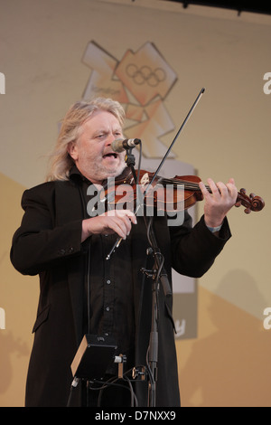 Phil Beer de main levée folk music band à la fête pour célébrer l'arrivée de la flamme olympique de 2012 à Exeter UK Banque D'Images