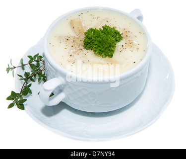 Soupe aux asperges garnie de fines herbes isolated on white Banque D'Images