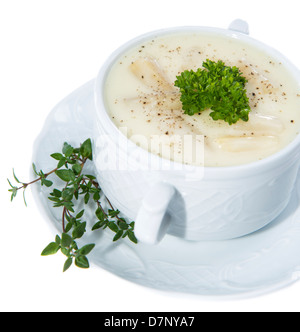 Soupe aux asperges garnie de fines herbes isolated on white Banque D'Images