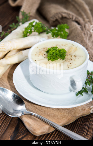 Soupe aux asperges garnie de fines herbes Banque D'Images