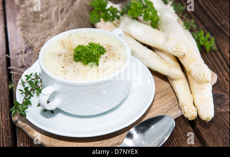 Bol à soupe d'asperge surmontée de fines herbes Banque D'Images