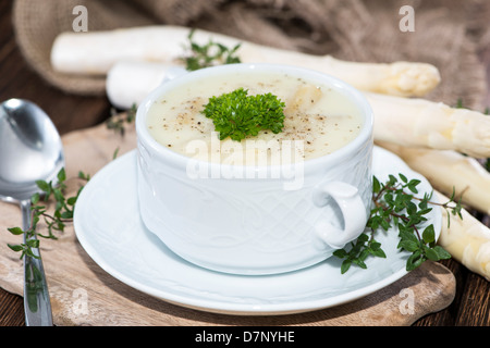 Bol à soupe d'asperge surmontée de fines herbes Banque D'Images