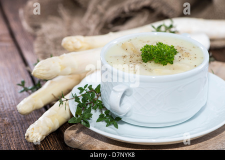 Soupe aux asperges garnie de fines herbes Banque D'Images