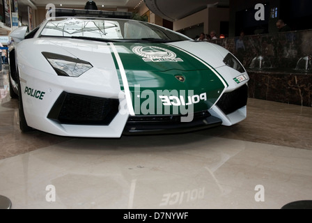 La police de Dubaï Lamborghini Aventador LP700-4 Coupé voiture de patrouille Banque D'Images