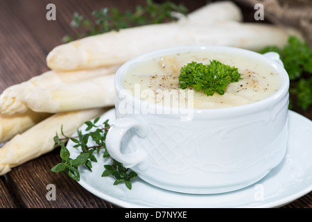 Soupe aux asperges garnie de fines herbes Banque D'Images