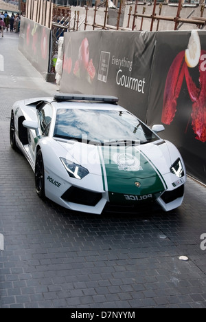 White 2013 Lamborghini Aventador LP700-4 Coupé Voiture de police de Dubaï Banque D'Images